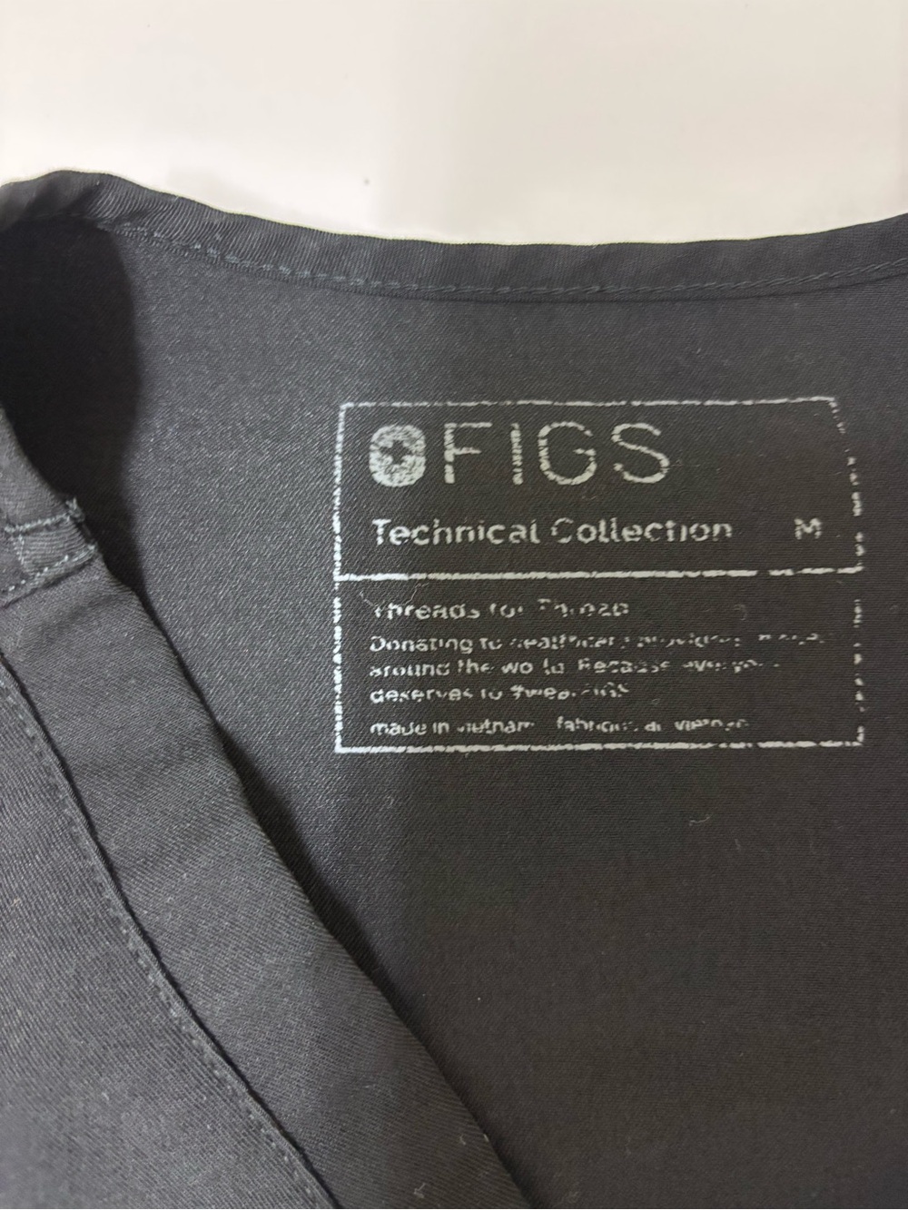 FIGS women’s Catarina Black Scrub Top - V-Neck Pocket - Picture 2 of 7